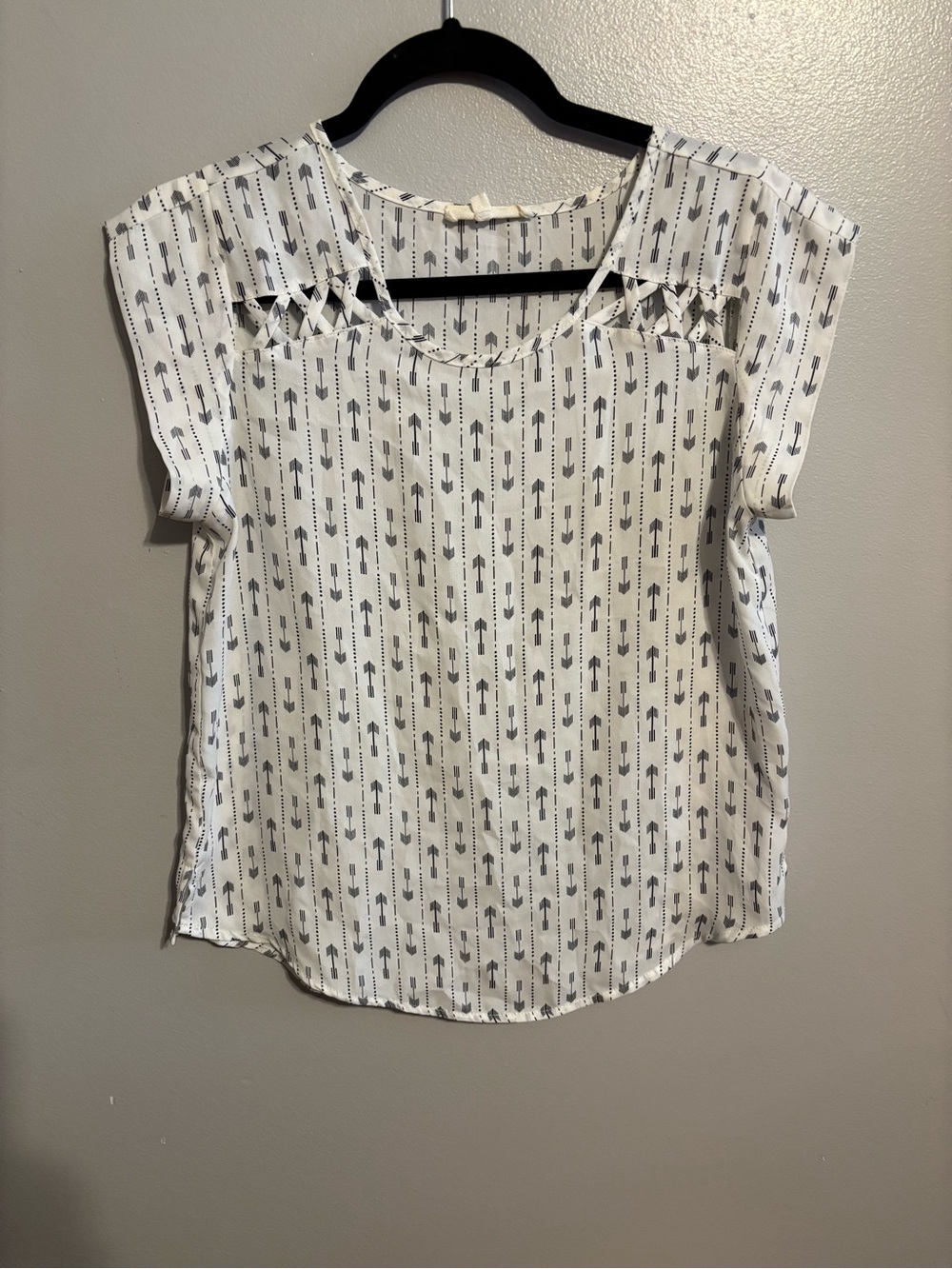Sweet Rain White Arrow Print Blouse with Lattice Neckline Size Small